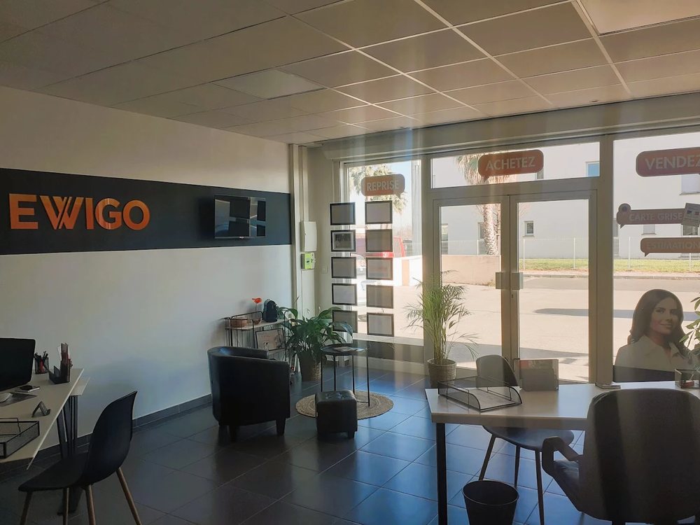 L'accueil de l'agence Ewigo Mauguio avec le bureau et la carte du réseau