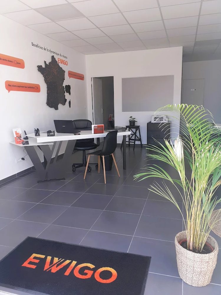 L'espace client lumineux de l'agence Ewigo Mauguio, ouvert sur l'extérieur