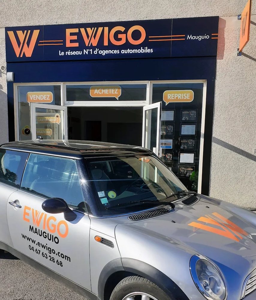 La Mini aux couleurs d'Ewigo Mauguio garée devant la vitrine de l'agence