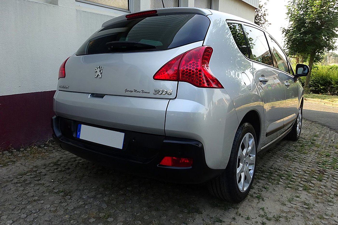 Peugeot 3008 gris de trois quarts arrière