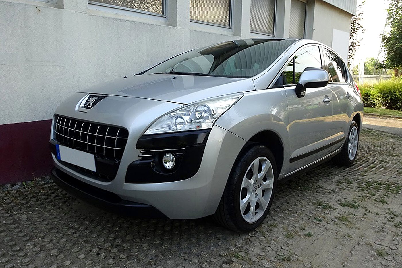 Peugeot 3008 gris de trois quarts avant