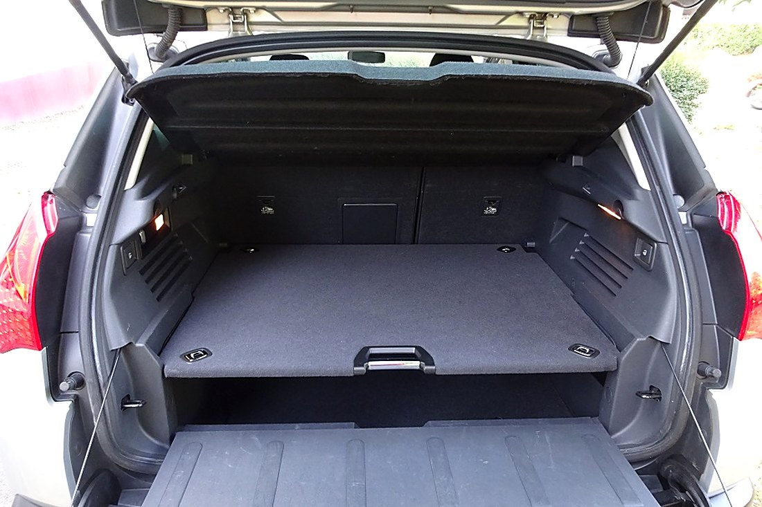 Coffre modulable d'un Peugeot 3008 avec plancher réglable