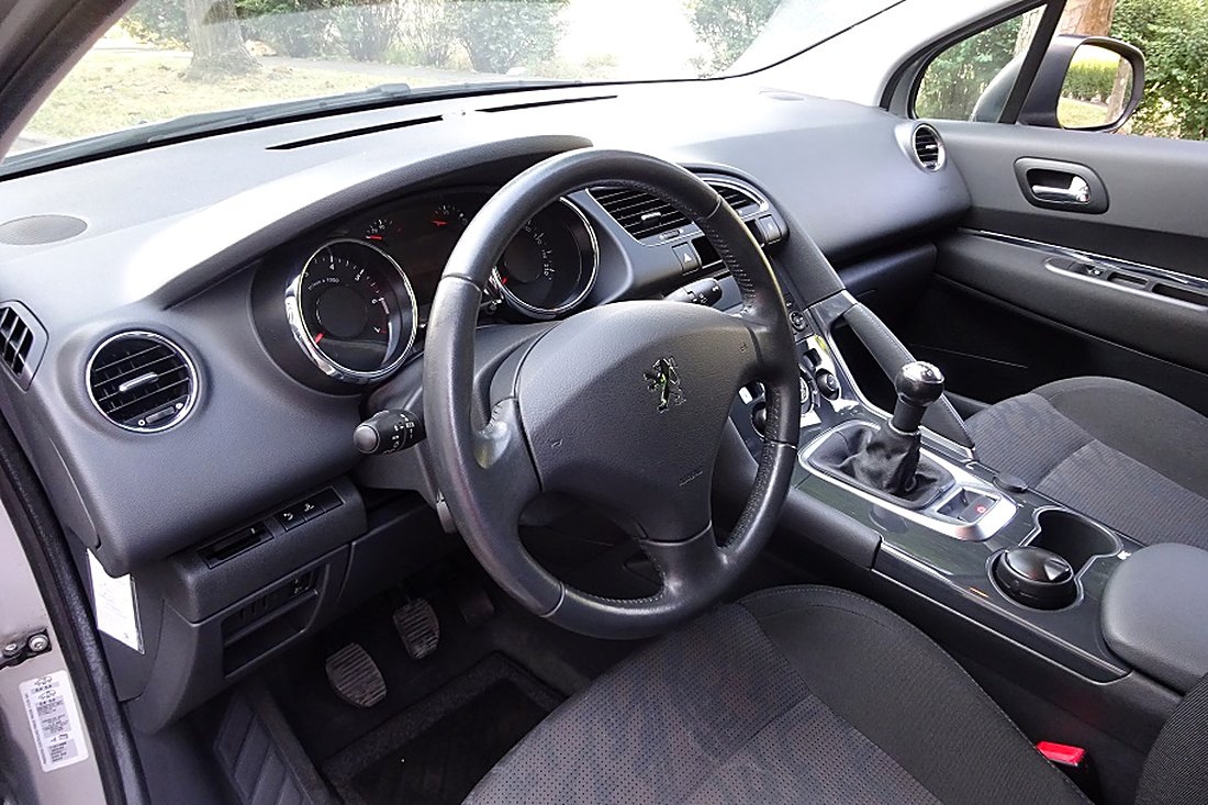 Poste de conduite Peugeot 3008 : volant, console haute, boîte manuelle