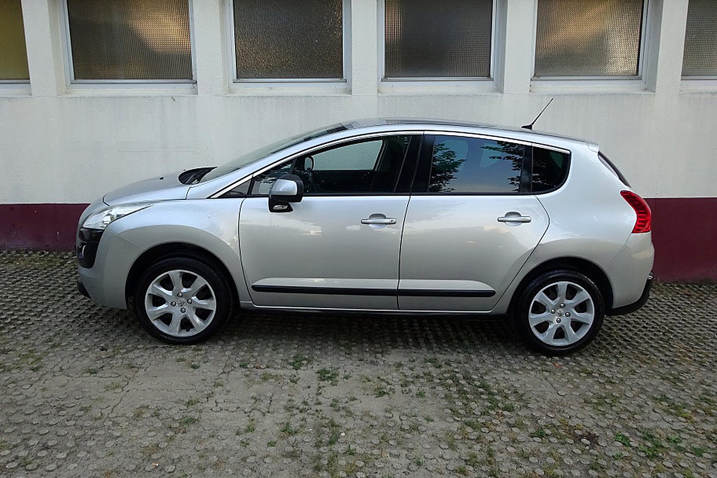 Peugeot 3008 gris de profil