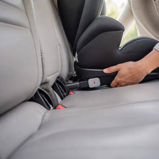 SUV familial d'occasion : vérifier les ancrages ISOFIX et la 3e rangée — illustration générée par IA