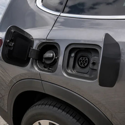 SUV familial d'occasion : essence, diesel ou hybride selon l'usage — illustration générée par IA