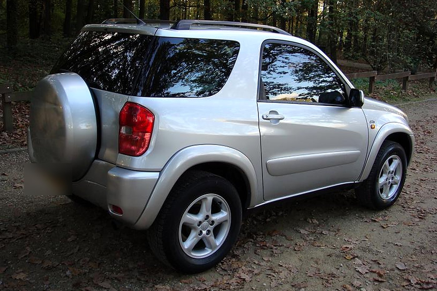 Toyota RAV4 II gris 3 portes de trois quarts arrière, roue de secours sur le hayon