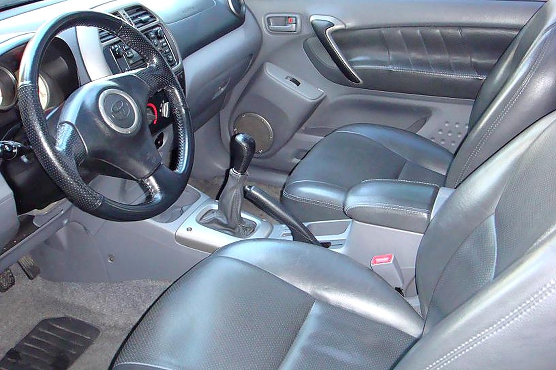 Poste de conduite Toyota RAV4 II : sièges cuir gris, levier de vitesses